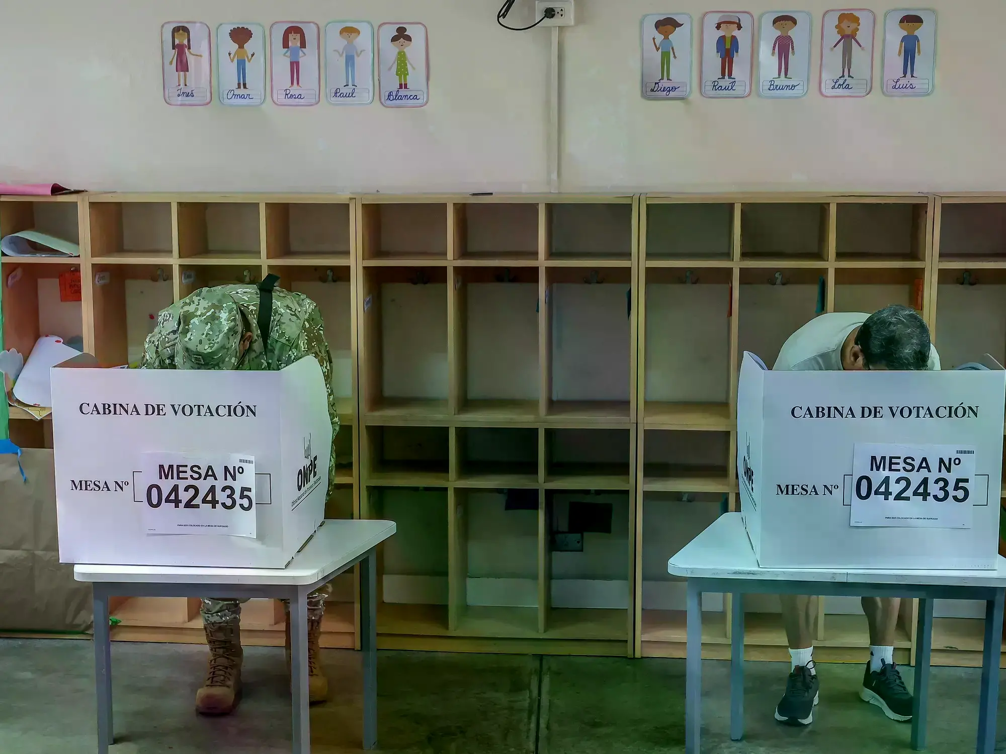 Boletas electorales en un contenedor de basura en Lima.