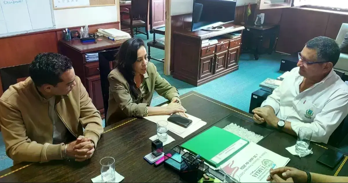 Reunión entre el gobernador saliente, Óscar Montes, y la gobernadora electa, María René Soruco