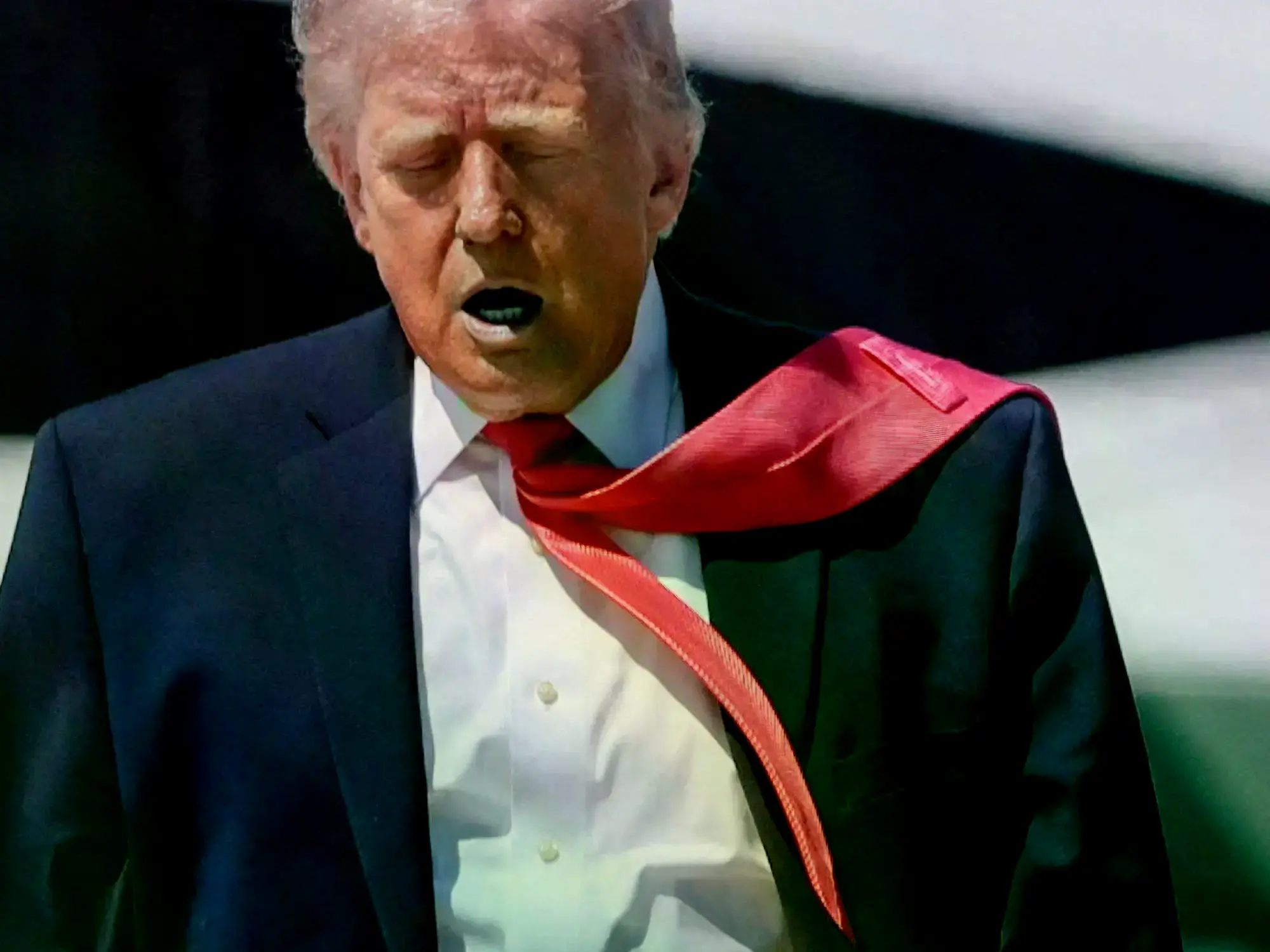 El presidente Donald Trump camina para abordar el Air Force One en la Base Conjunta Andrews.