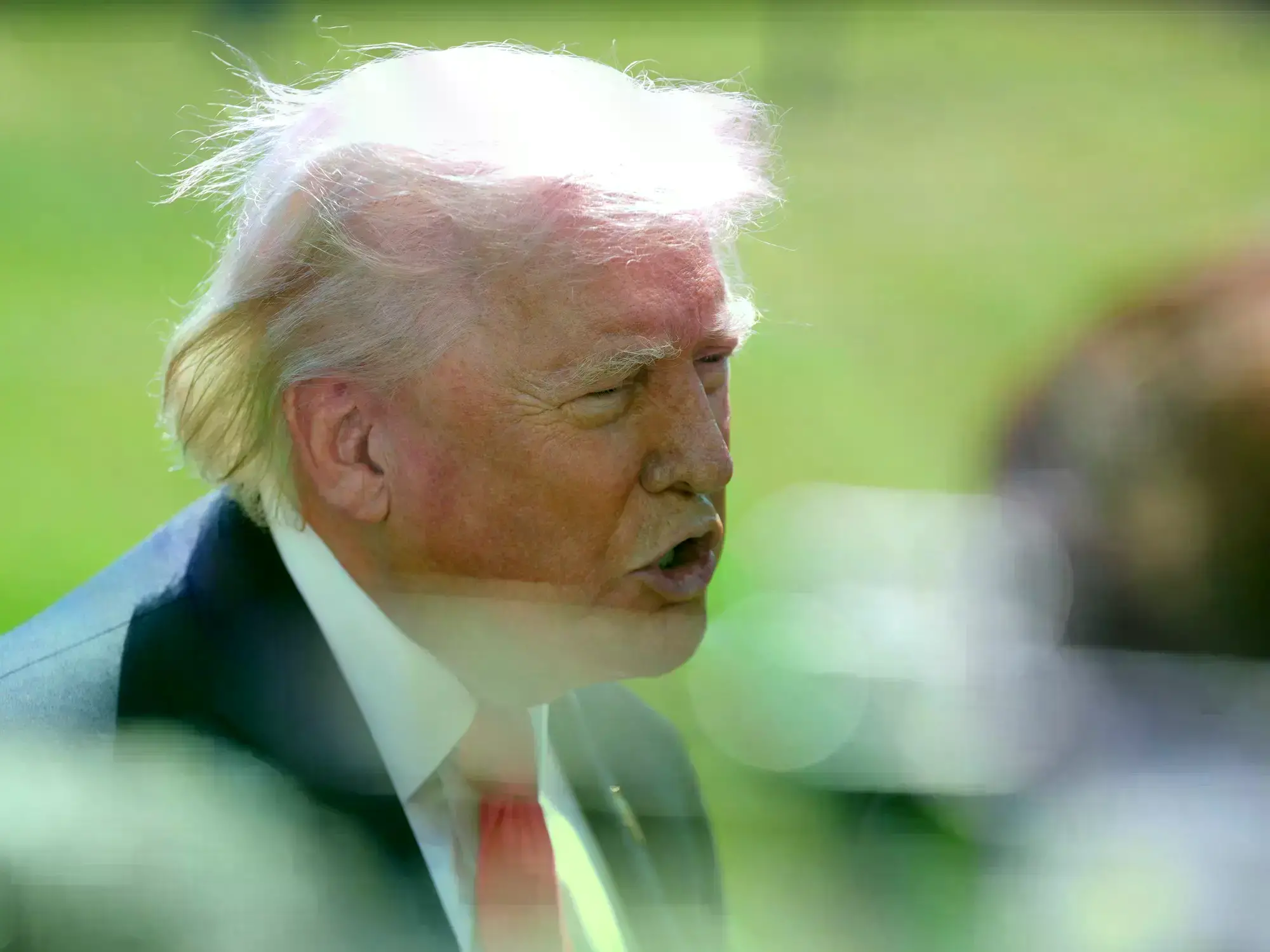 Donald Trump habla con periodistas antes de partir en el helicóptero Marine One.