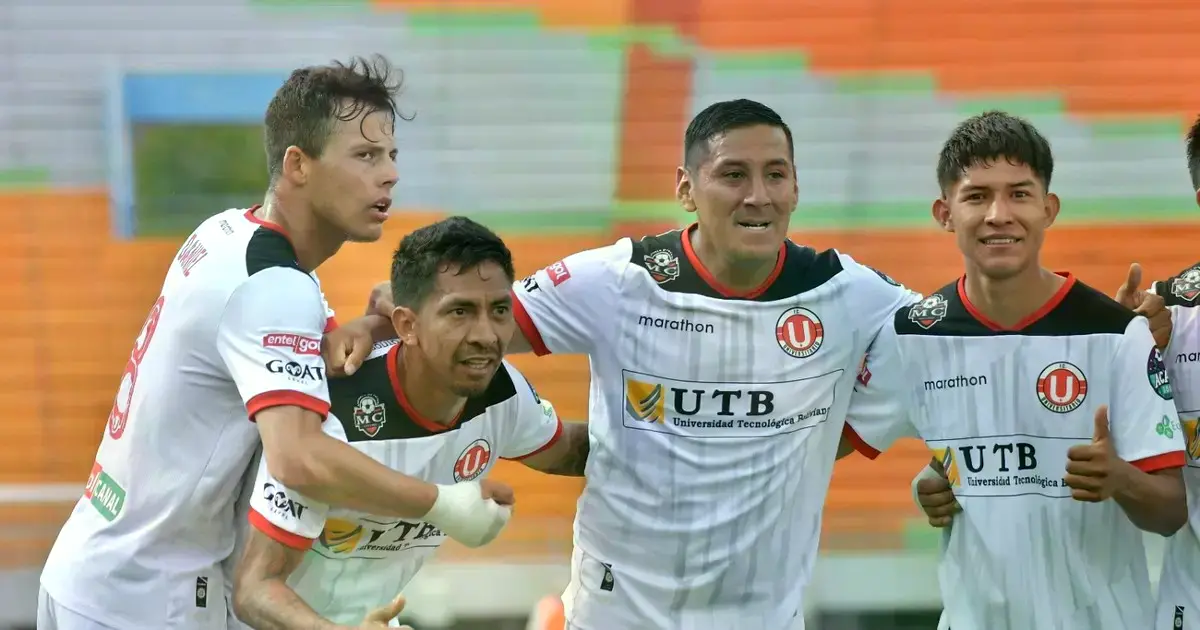 Festejo de gol de Jair Torrico con sus compañeros.