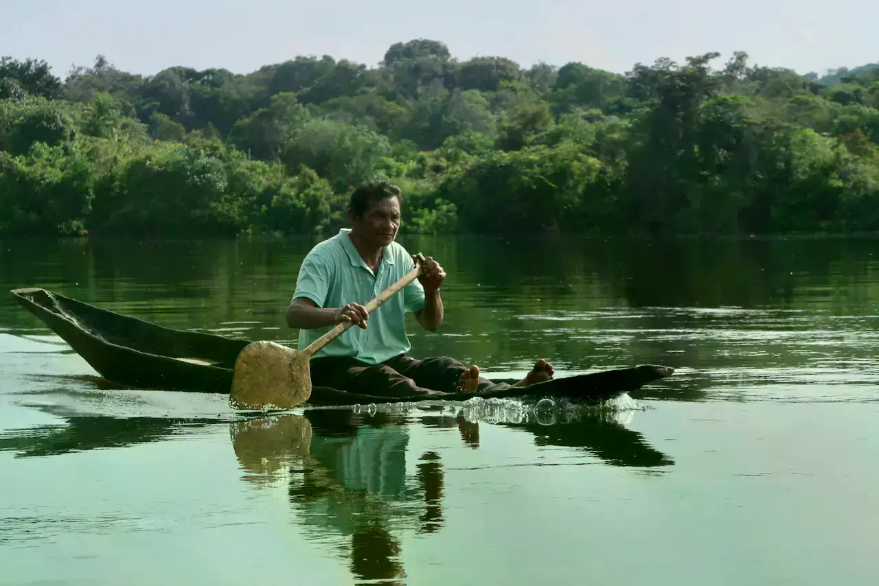 Un pescador de la comunidad indígena Macaquiño en el río Vaupés.