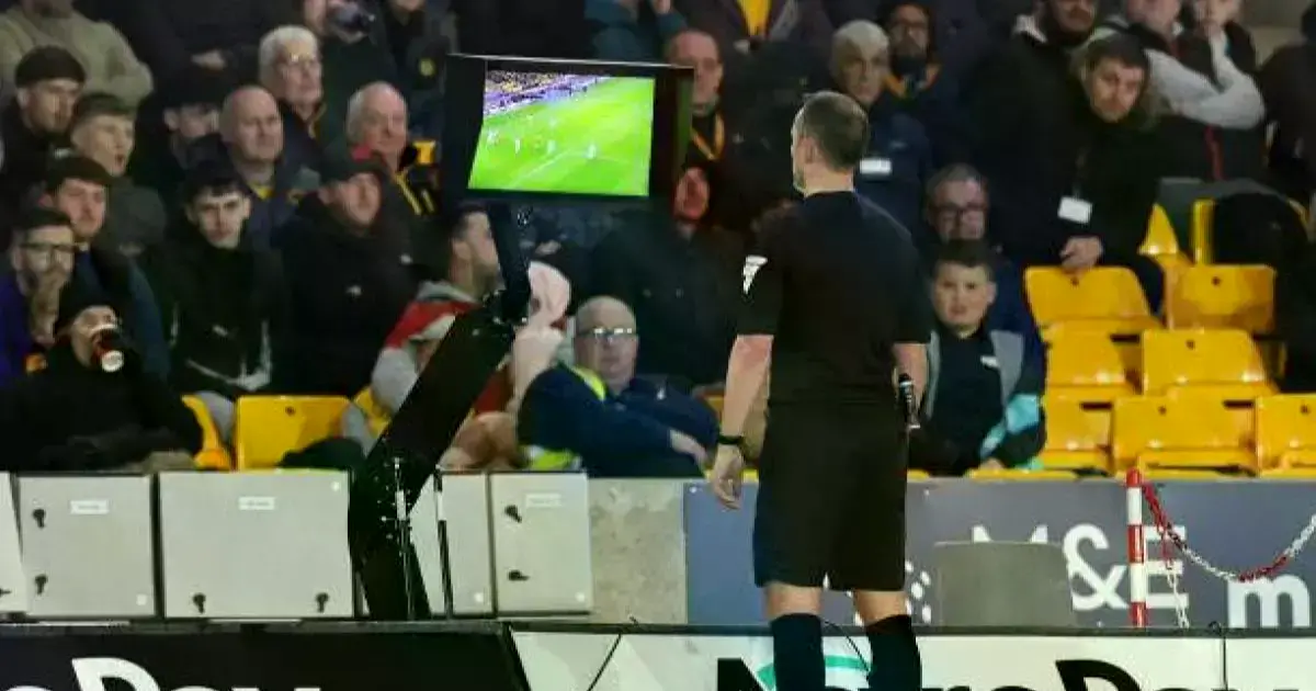 Un árbitro revisando una jugada VAR en la Premier League.