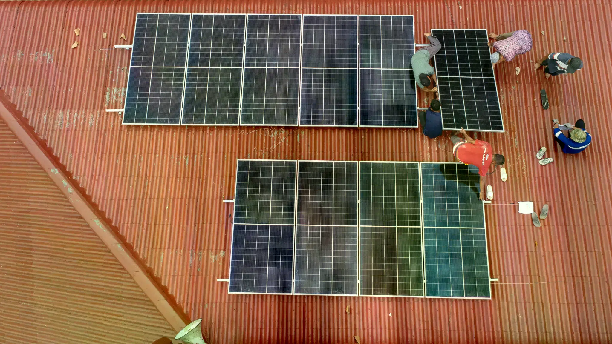 Instalación de paneles solares para una mezquita en Indonesia.