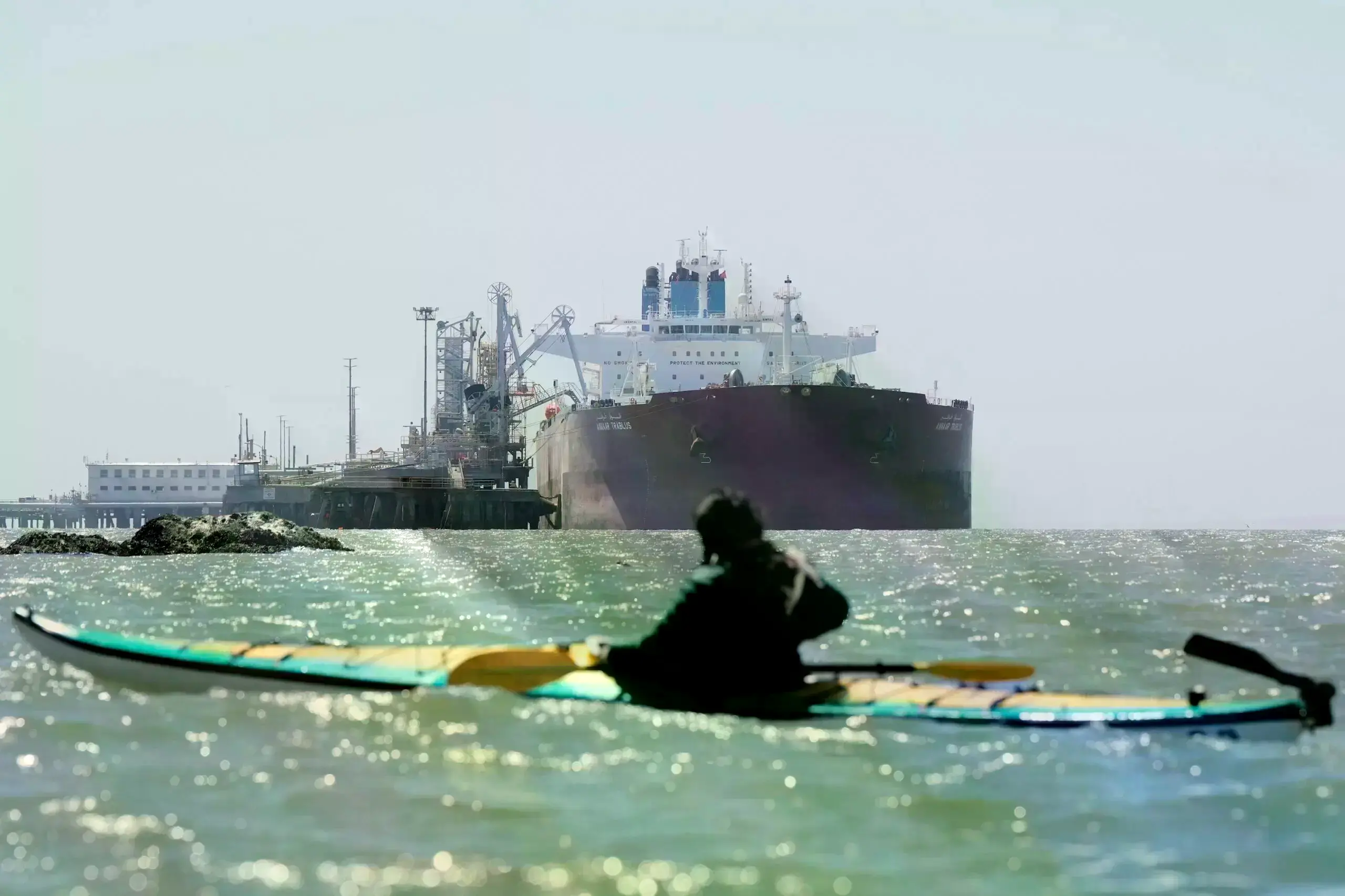 Juan Bay, presidente del pueblo Waorani de Ecuador, observa un petrolero en California (archivo, 2025).