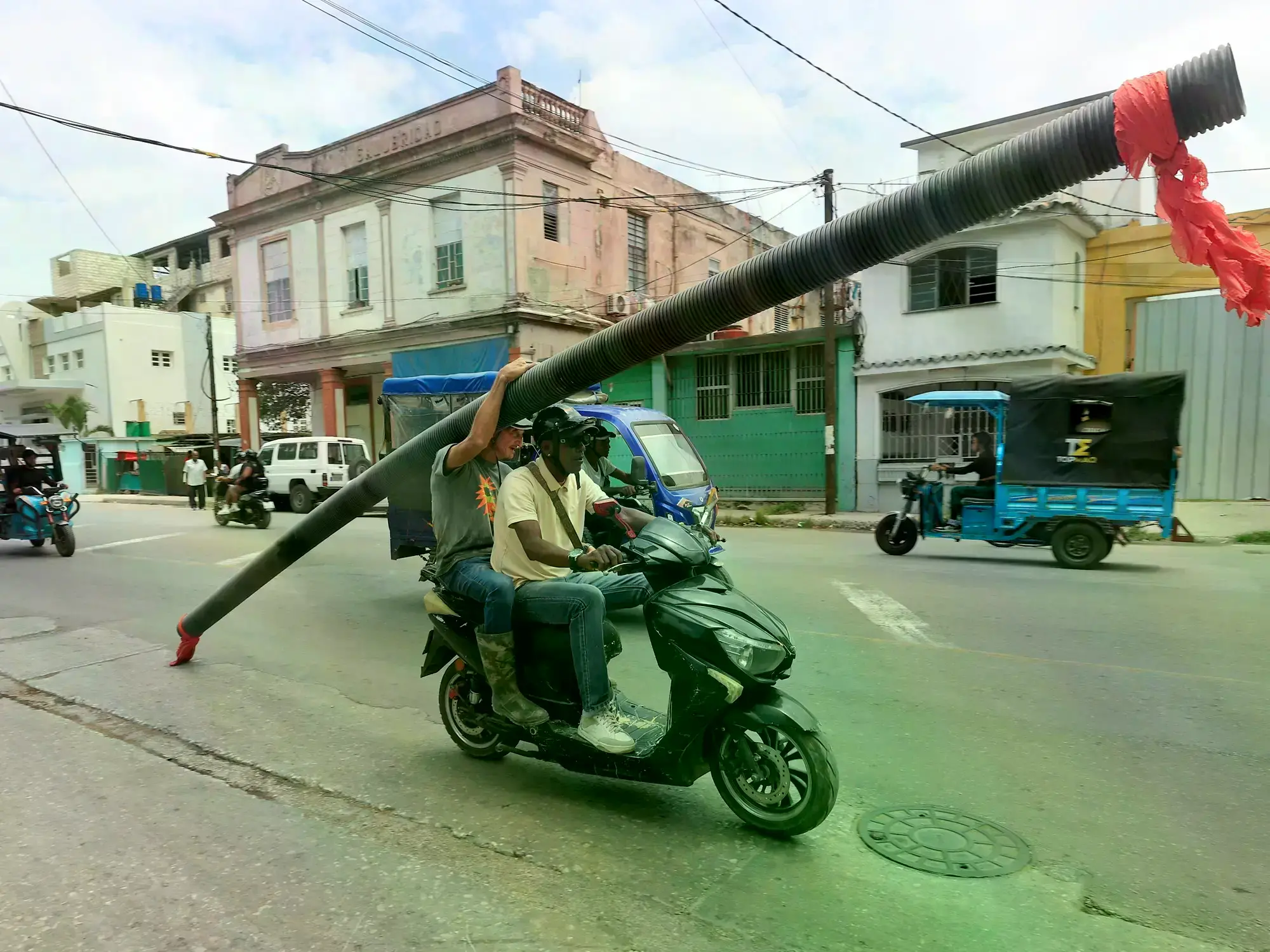 Un vehículo transitando por una calle en La Habana, Cuba.