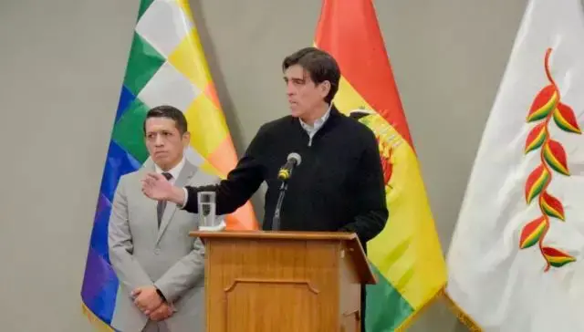 El ministro de Obras Públicas, Mauricio Zamora, en una conferencia de prensa.