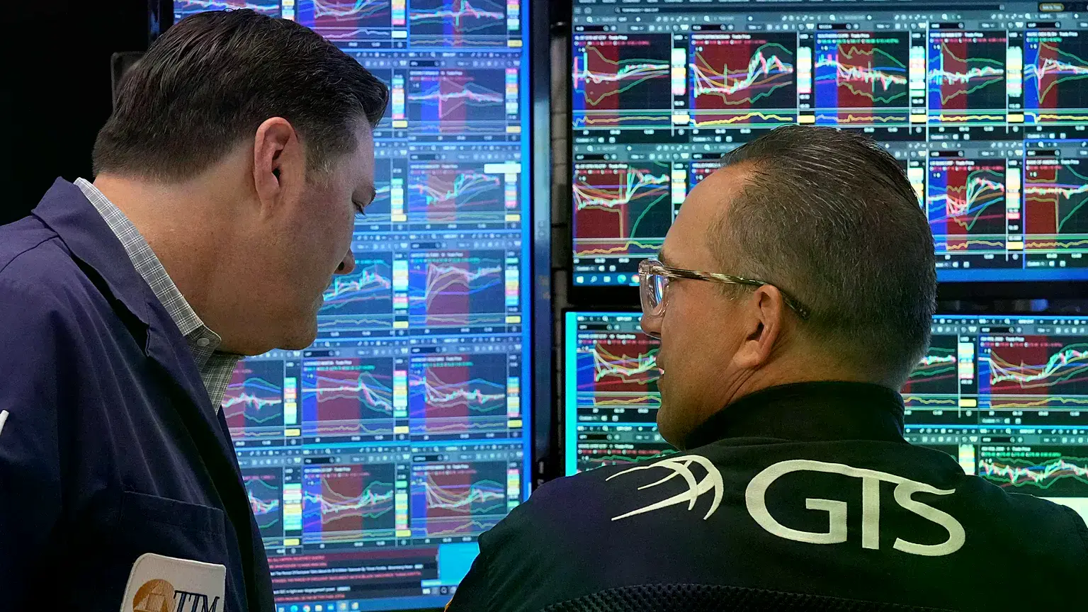 Operadores conversan en el parqué de la Bolsa de Nueva York.
