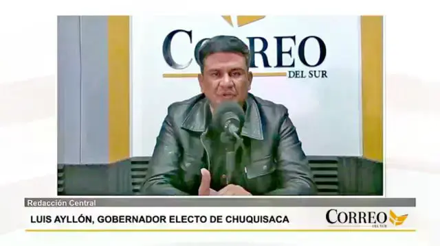 Luis Ayllón, gobernador electo de Chuquisaca, en la cabina de Correo del Sur Radio.