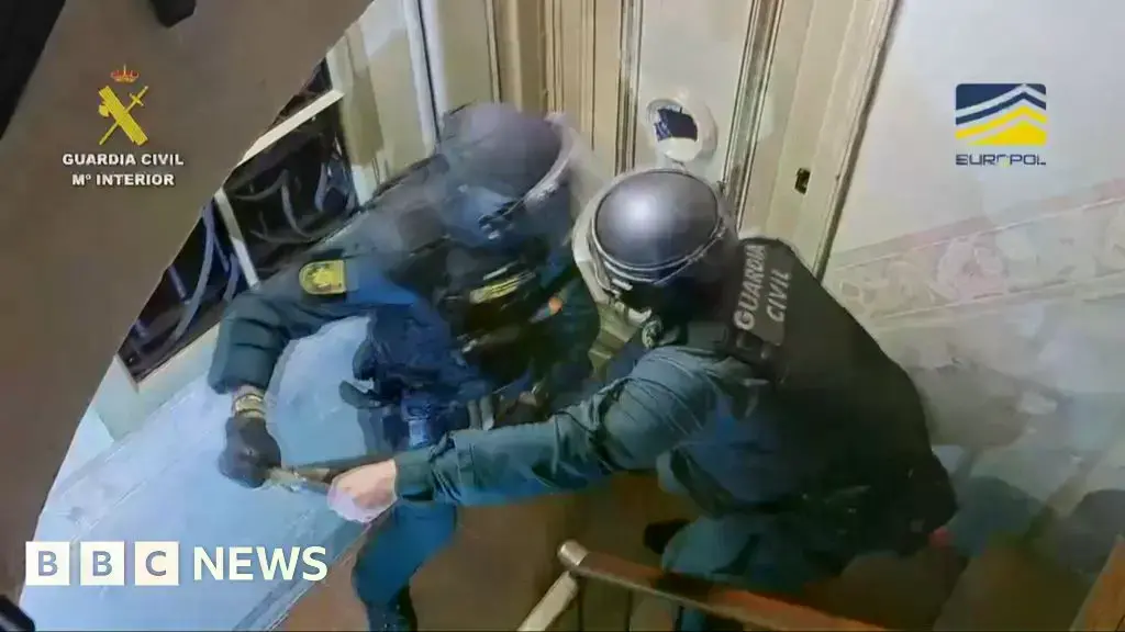 Incautadas cien fotos de tortura en redadas a la banda escocesa Lyons en España