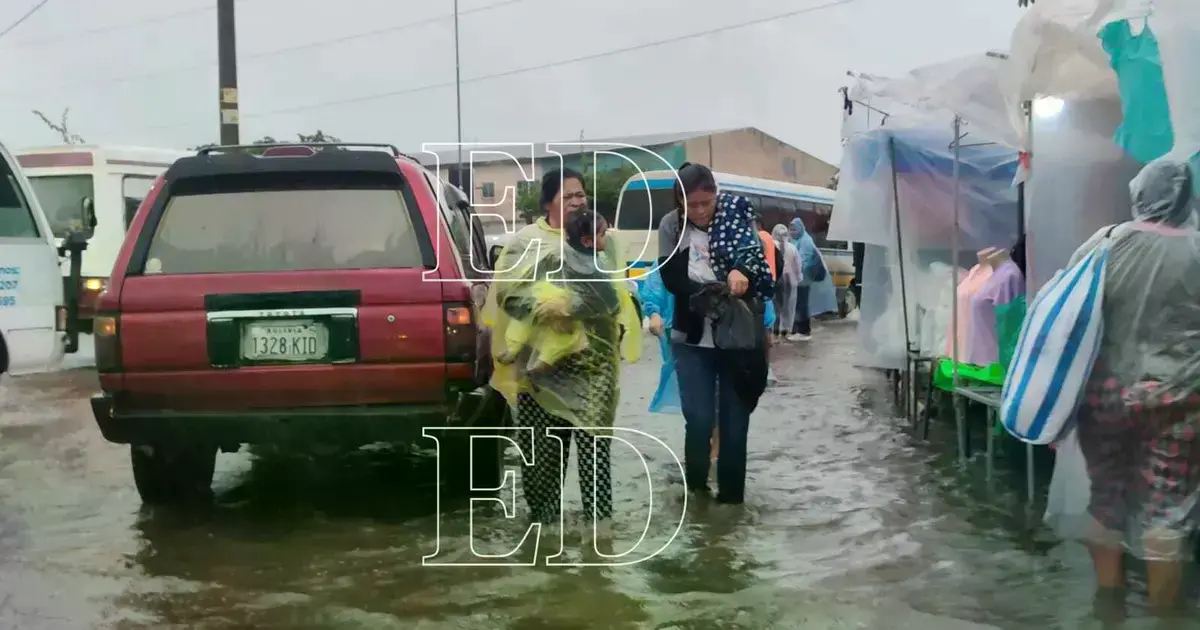 Personas transitan en medio de calles inundadas