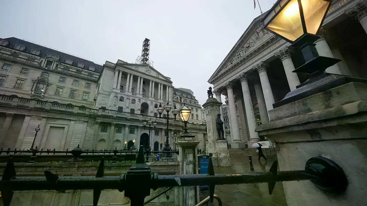 Un hombre camina frente al Banco de Inglaterra, en el distrito financiero de Londres, en febrero de 2026.