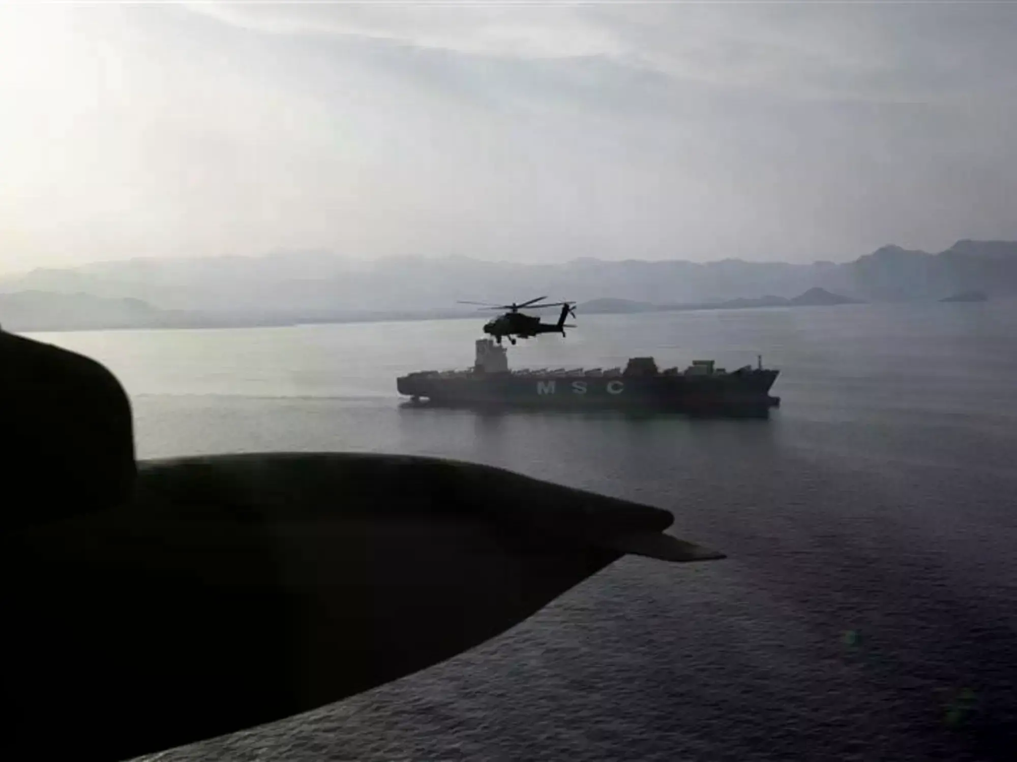 Los AH-64 Apaches vuelan sobre el Estrecho de Ormuz durante una patrulla el pasado 17 de abril.