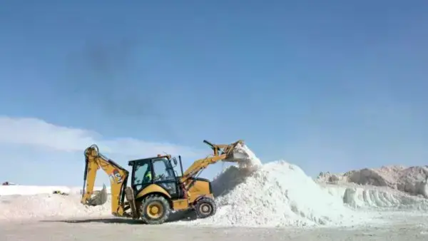 Explotación de litio en el salar de Uyuni.