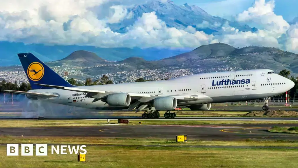 Un avión de Lufthansa en un aeropuerto.
