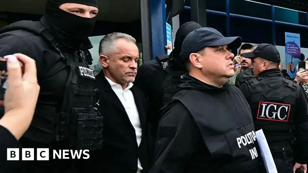 Vlad Plahotniuc (centro, con camisa blanca) fue arrestado en el otoño de 2025.