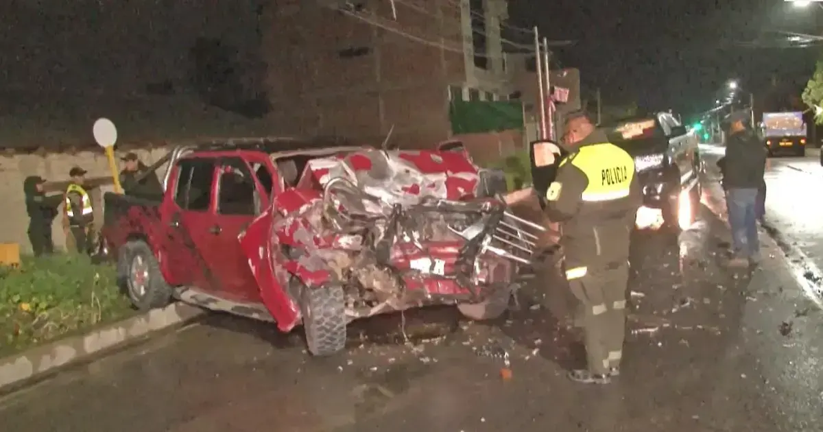 Personal de Tránsito interviene en el lugar del accidente.