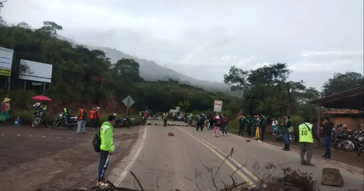 La ruta hacia los Valles cruceños está cortada por el bloqueo.