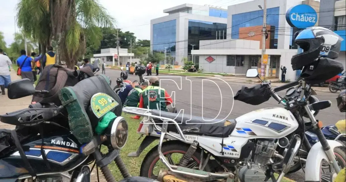 Mototaxistas instalaron un punto de bloqueo en las instalaciones de YPFB del tercer anillo, doble vía, en Santa Cruz de la Si