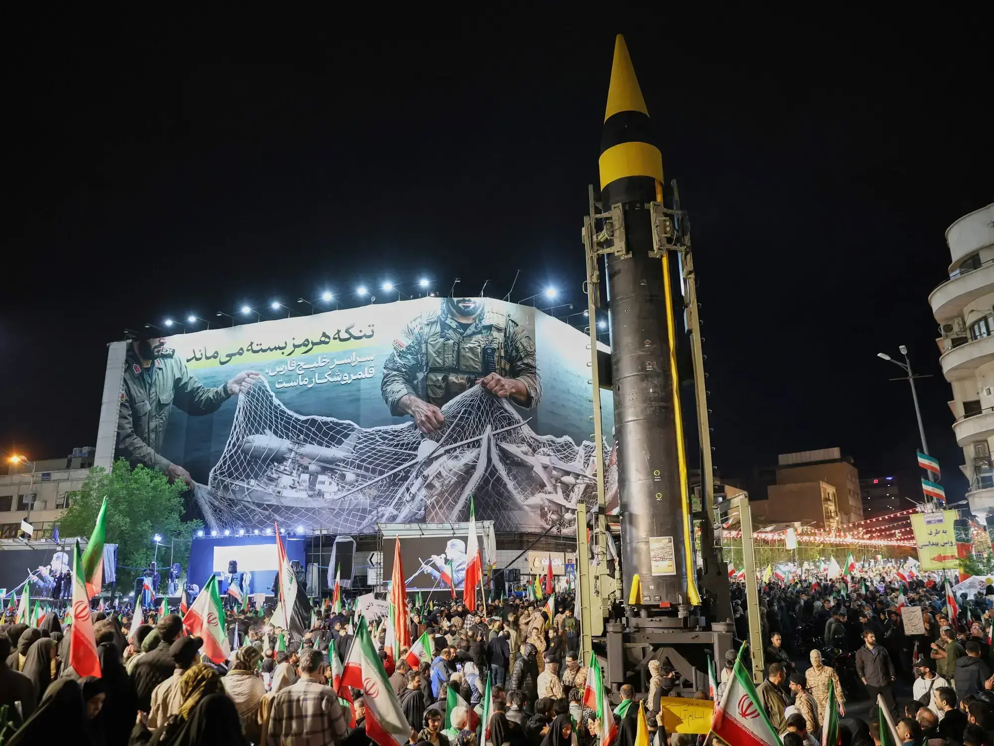 Un misil balístico es desplegado durante una manifestación a favor del régimen iraní en Teherán.