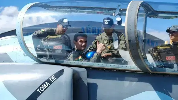 El presidente de Bolivia, Rodrigo Paz, antes de su sobrevuelo por la ciudad de Tarija.