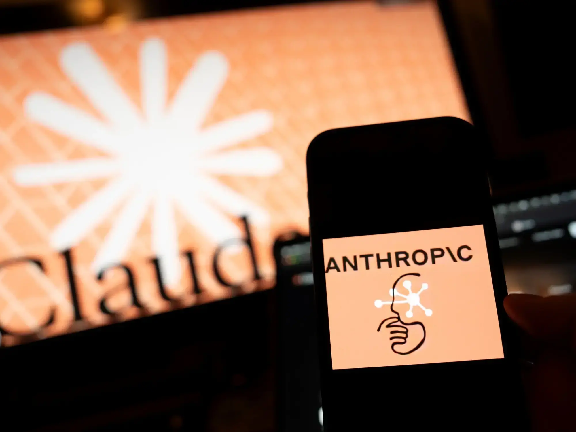 Un teléfono con el logotipo de la compañía Anthropic en Nueva York.