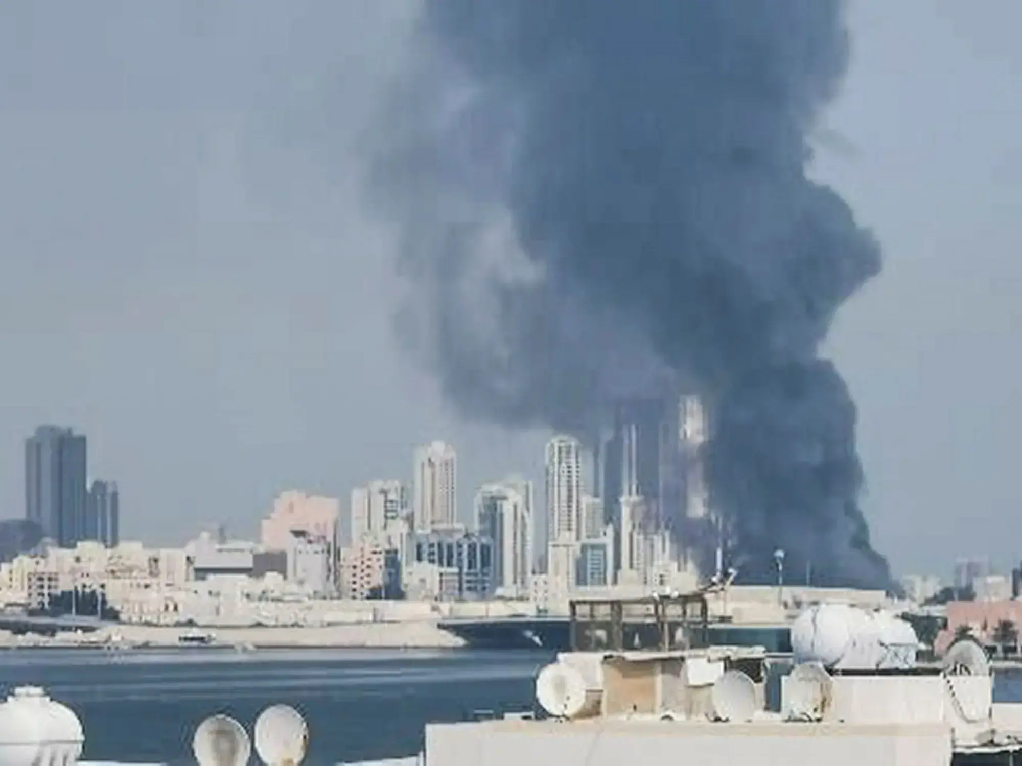 Un cartel de Amazon en un centro de distribución de la empresa