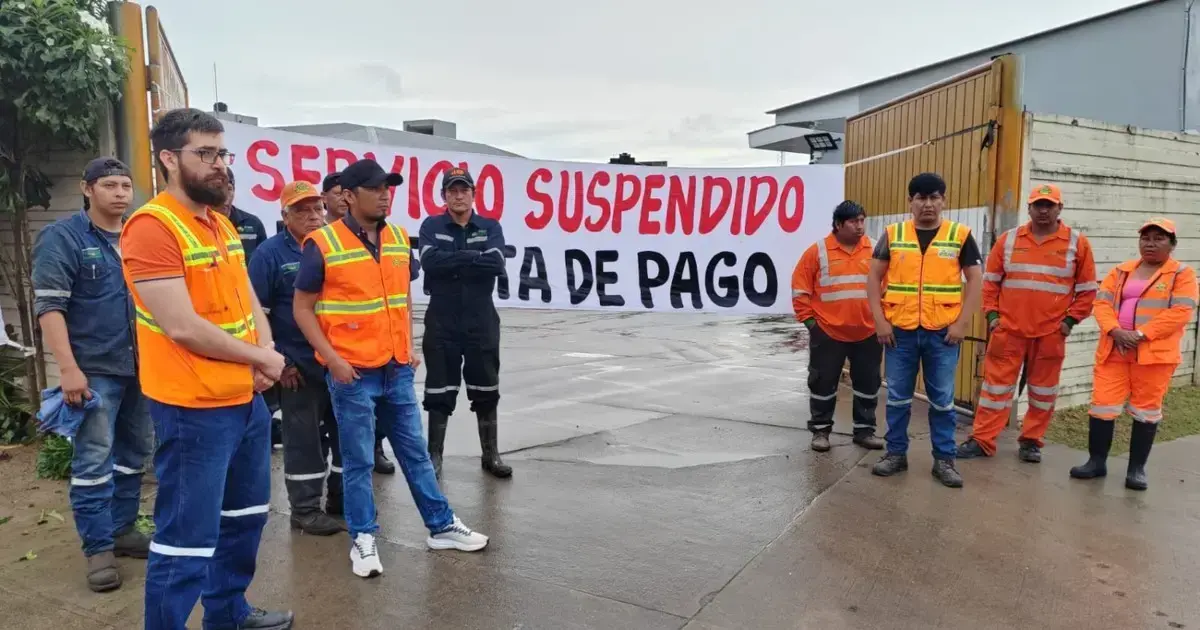 Trabajadores de la empresa Piraí durante la suspensión del servicio.