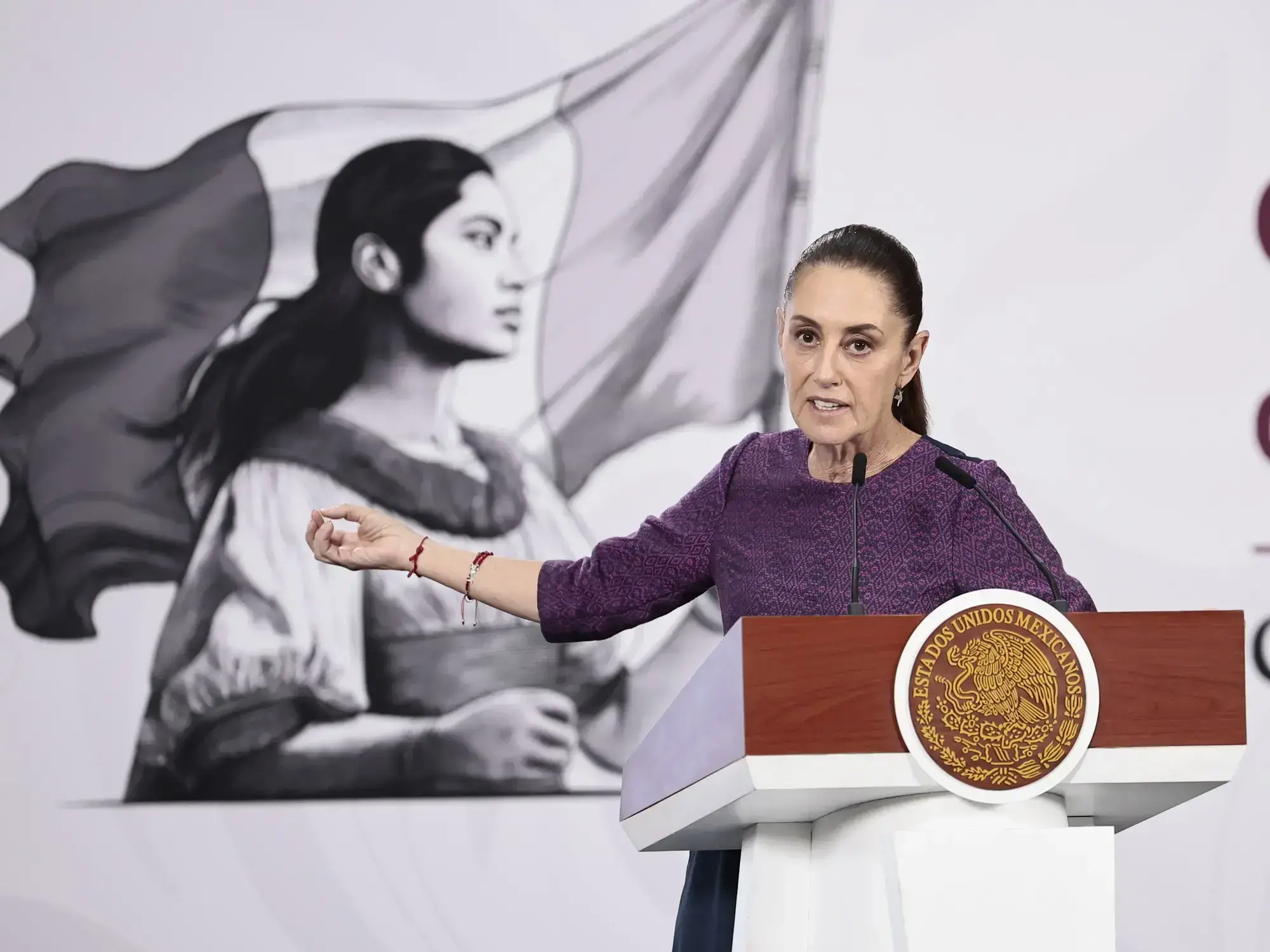 La presidenta de México, Claudia Sheinbaum, habla durante una rueda de prensa en Palacio Nacional.