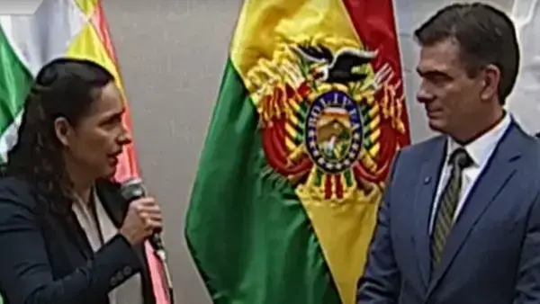 Claudia Cronenbold, expresidenta de YPFB, y el presidente Rodrigo Paz.