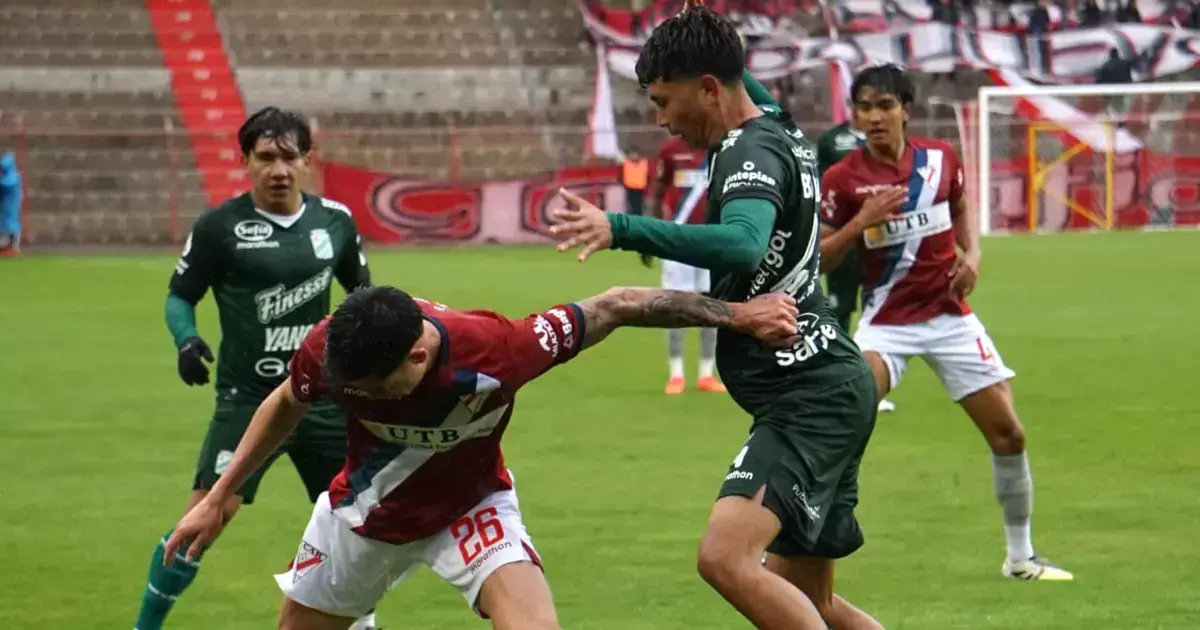 El partido se jugó en una cancha mojada debido a la constante lluvia.