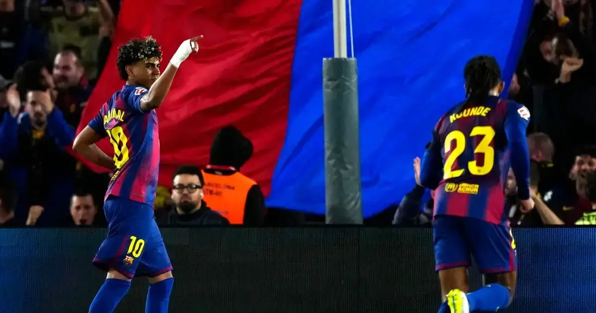 Festejo del gol de penal ejecutado por Lamine Yamal ante el Celta.