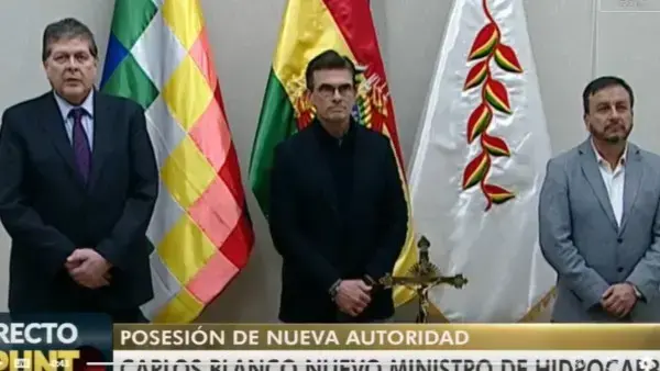 El nuevo ministro Marcelo Blanco, el presidente Rodrigo Paz y el ministro saliente Mauricio Medinaceli.