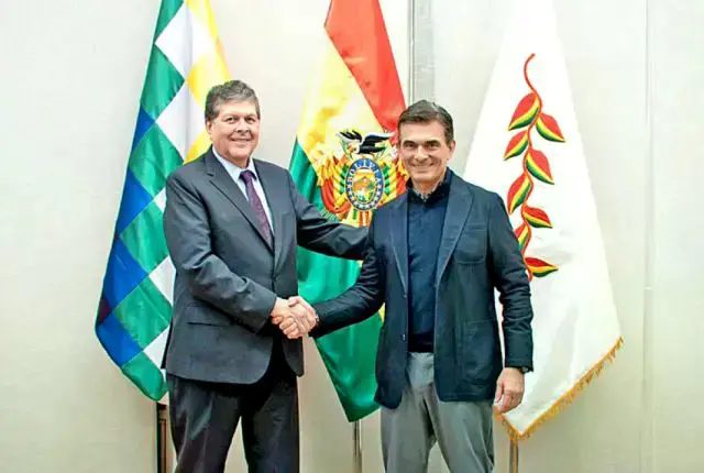 El actual ministro y el Presidente se estrechan la mano, tras la posesión de anoche.