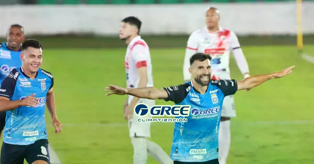 Bejarano festeja el primer gol de Blooming.