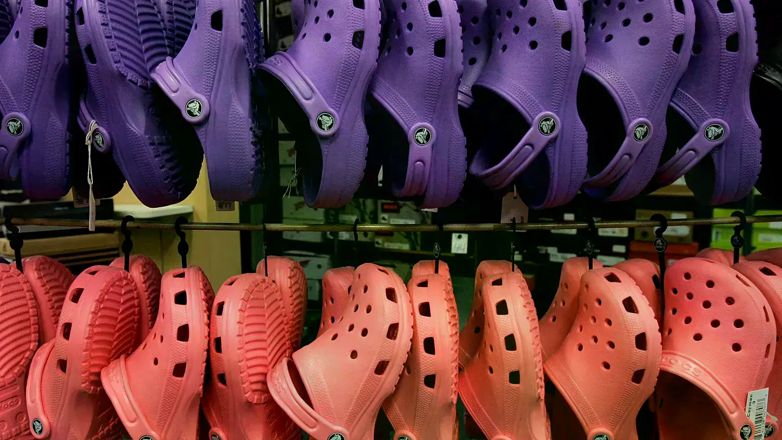 Los zapatos Crocs estuvieron en exhibición en Brown's Shoe Fit Co., el miércoles 10 de mayo de 2006, en Newton, Iowa.