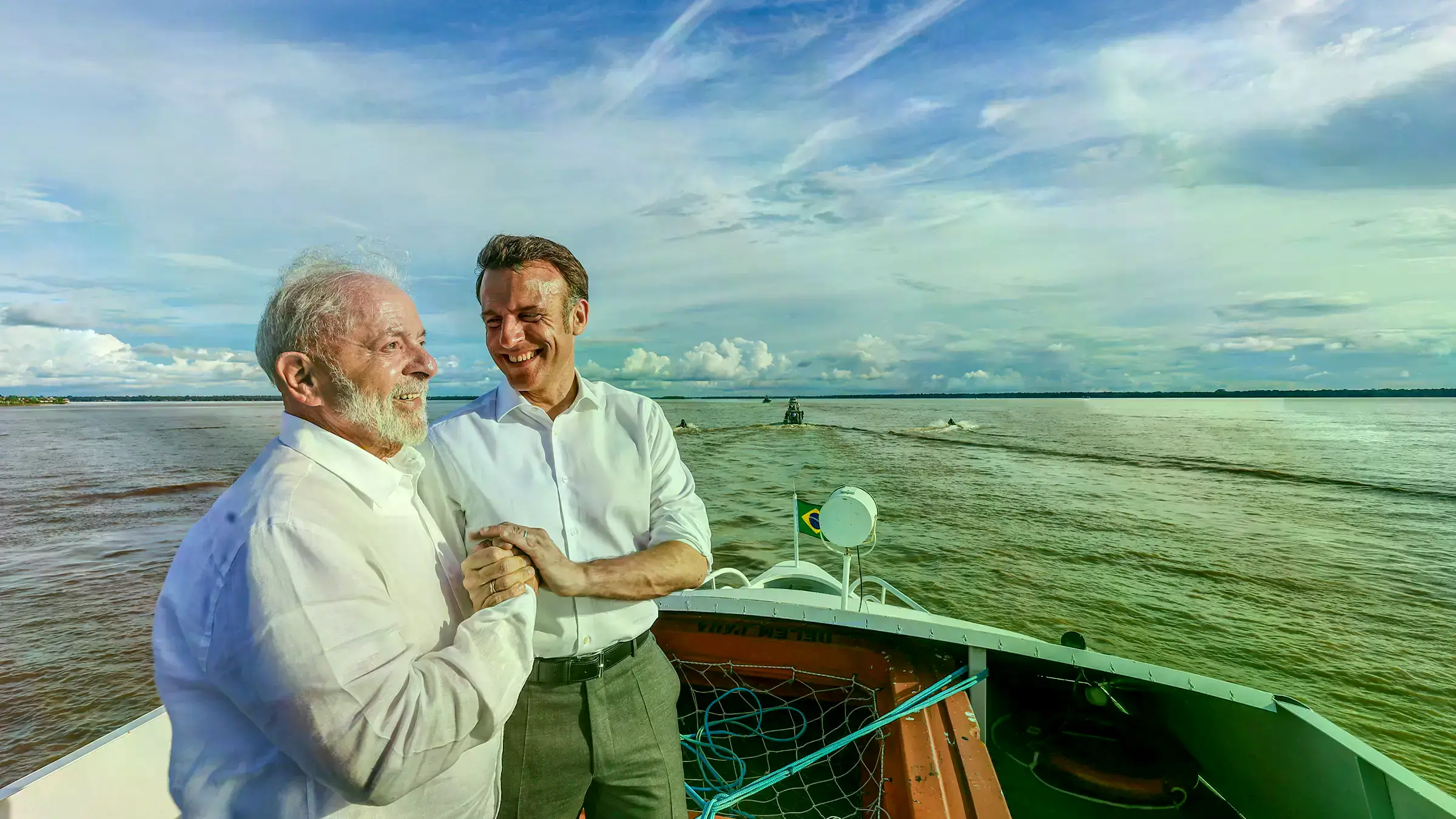 Lula y Macron junto a un árbol de sumaúma en la isla de Combu.