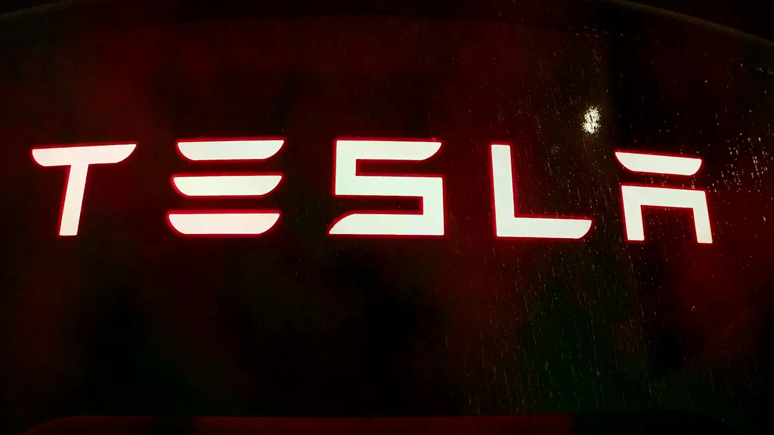 Un cargador de vehículos eléctricos Tesla en una estación de carga el miércoles 15 de abril de 2026, en Portland, Oregón.