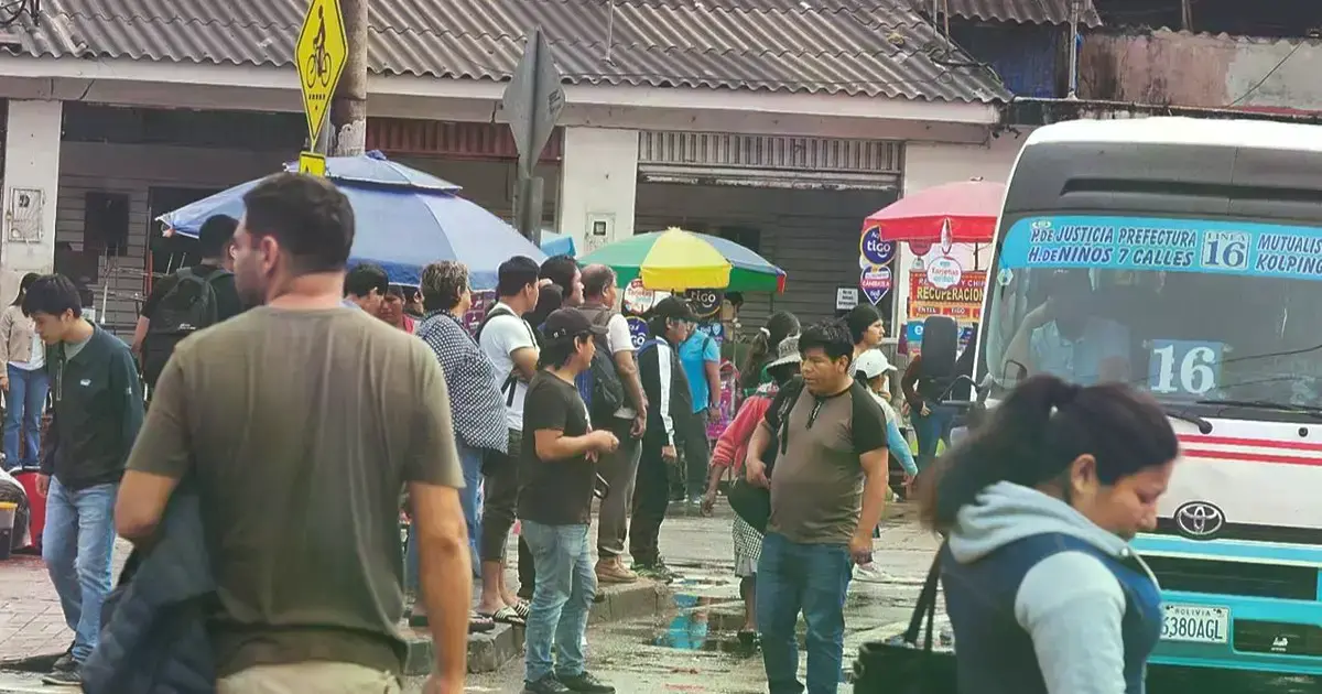 La población sufrió con el aguacero y la escasez de unidades del transporte público