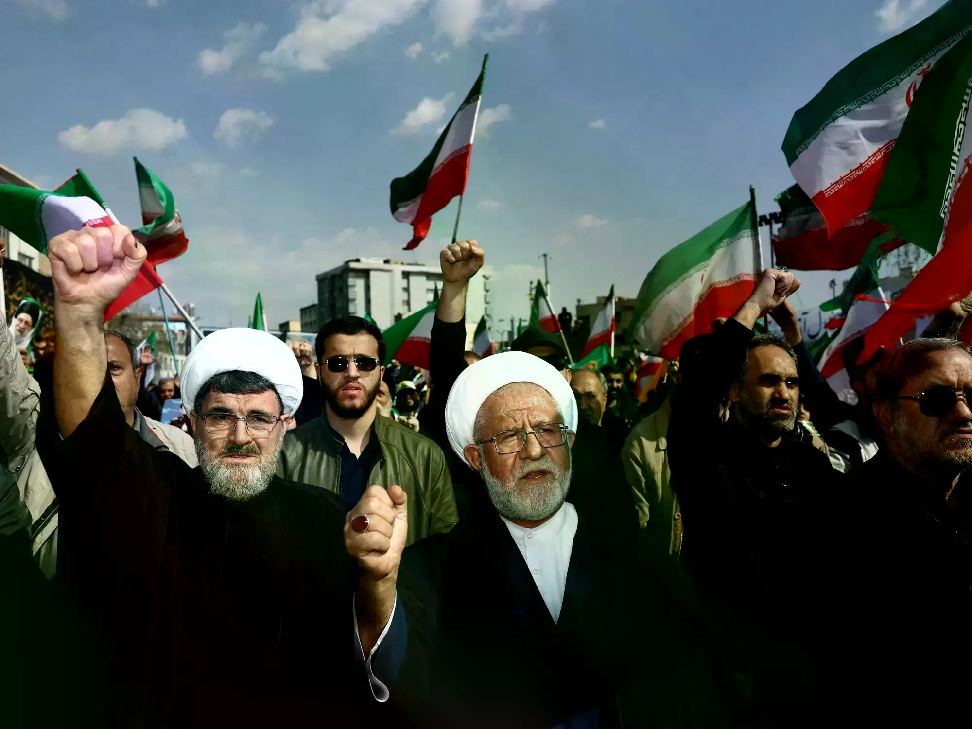 Seguidores del régimen de Irán protestan contra el accionar de Estados Unidos y sus aliados en la guerra en Medio Oriente.