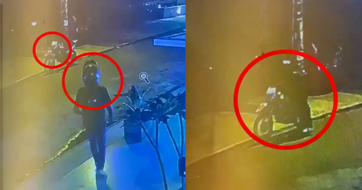 Momento en el que el sujeto se acerca a la motocicleta para llevársela