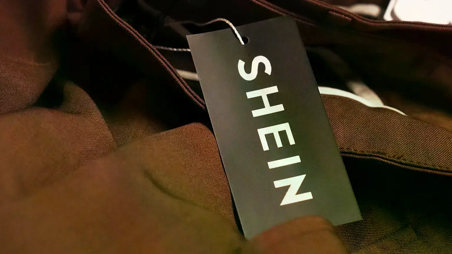 Etiqueta en la ropa de los grandes almacenes BHV, donde Shein abrió su primera tienda permanente en París el 5 de noviembre d