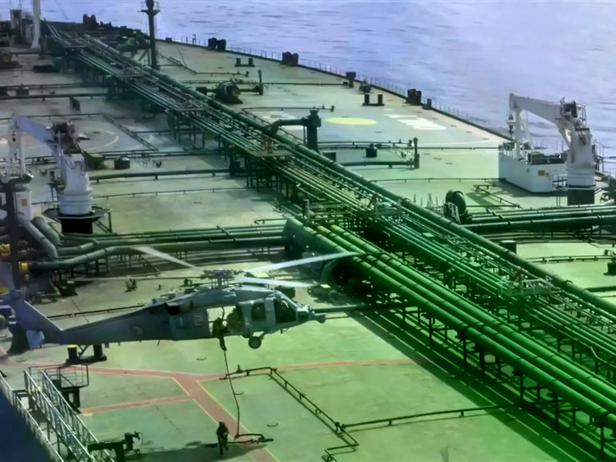 El momento en que el helicoptero aborda el buque M/T Majestic X en el Oceano Indico.