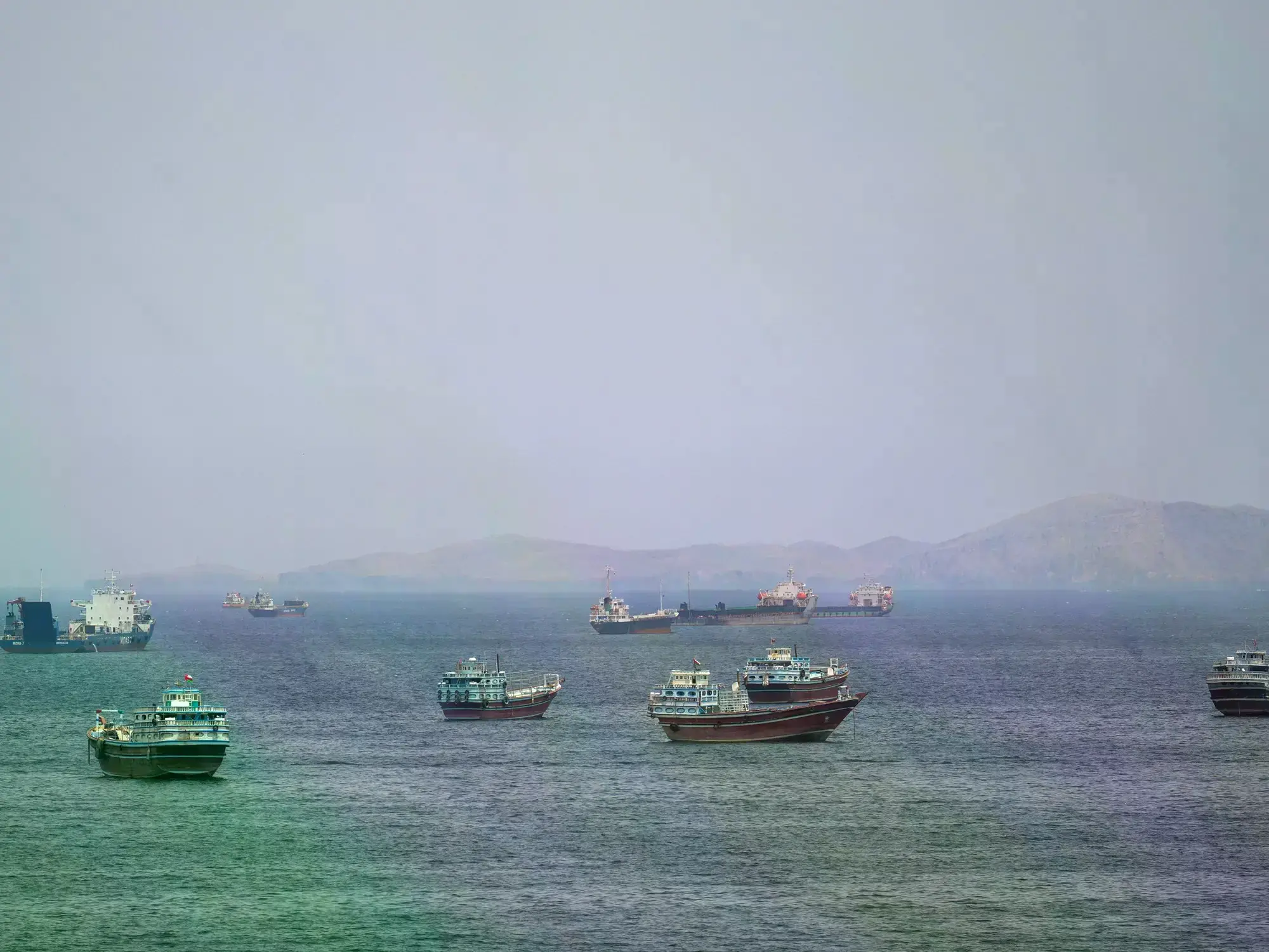 Barcos en el Estrecho de Ormuz, epicentro de la guerra entre Irán y Estados Unidos.