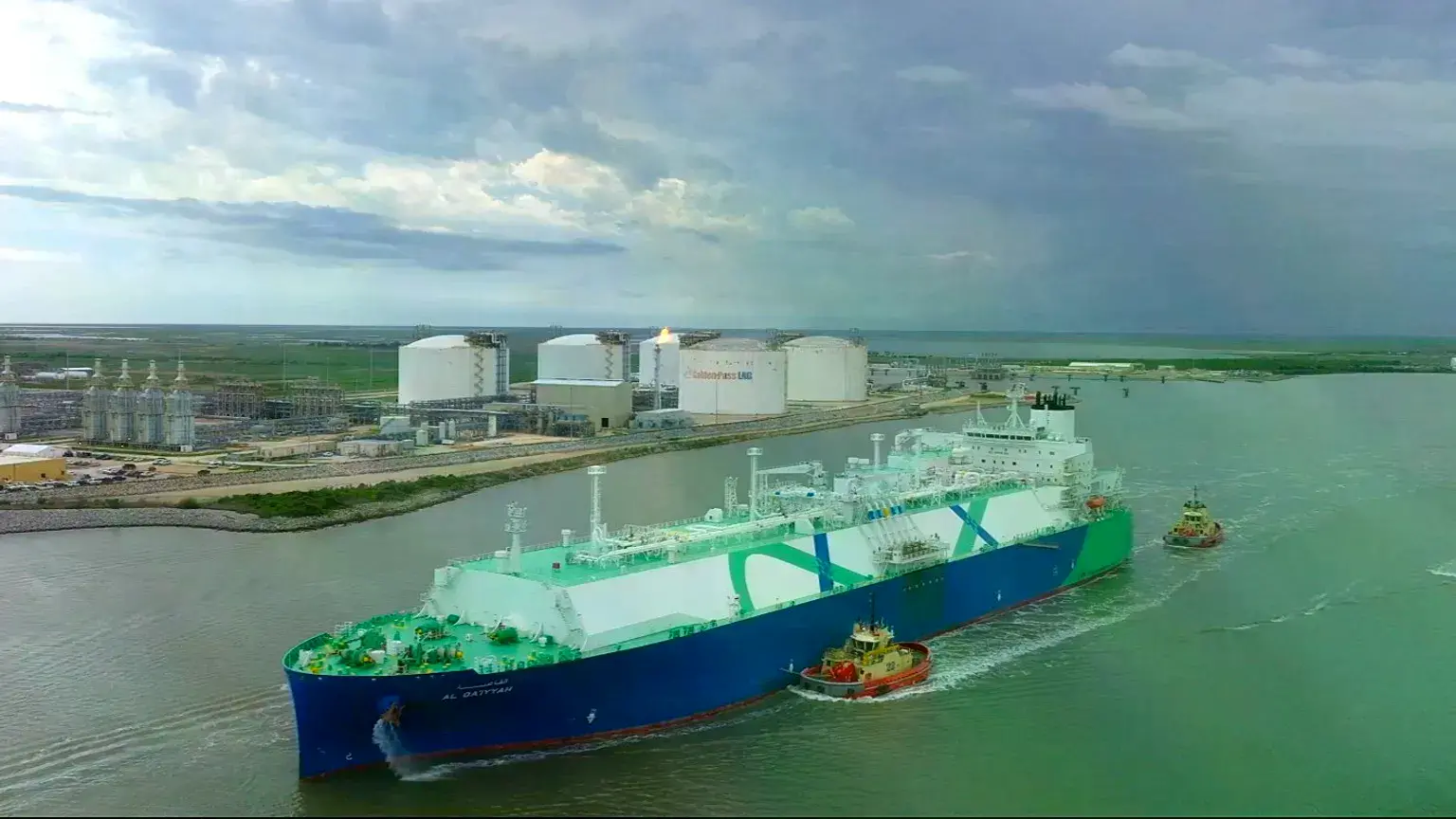 Un buque de GNL zarpa de la terminal de Golden Pass, en Texas, en su primera exportación.