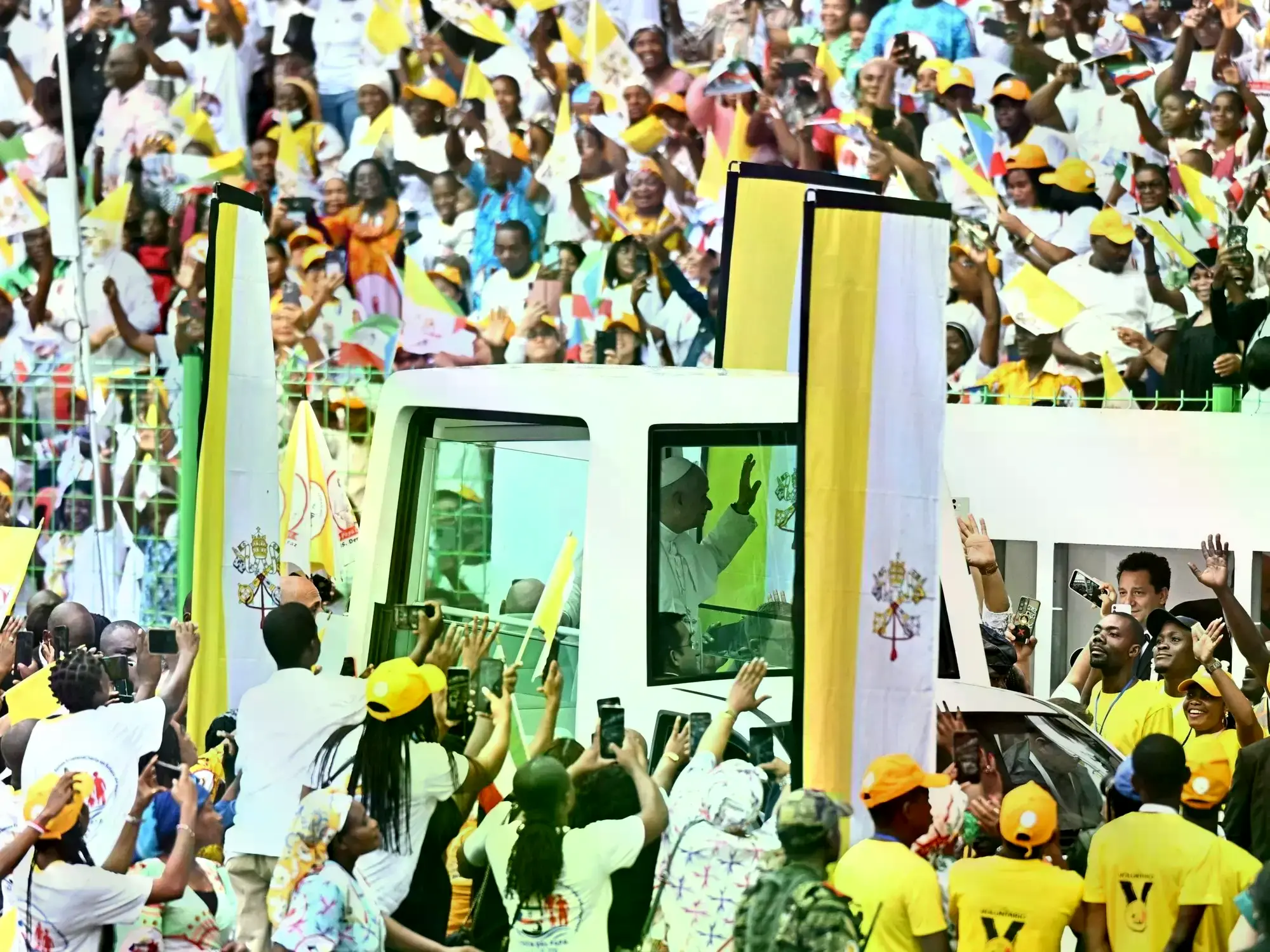El Papa León XIV oficia misa ante una multitud en el estadio de Malabo, en Guinea Ecuatorial.