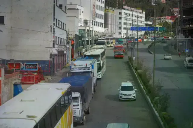Las filas por diésel en la ciudad de La Paz. Foto: APG