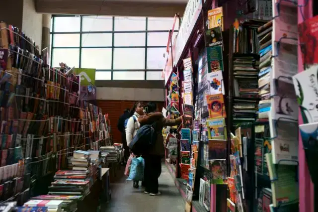 Personas observan libros este martes, en La Paz