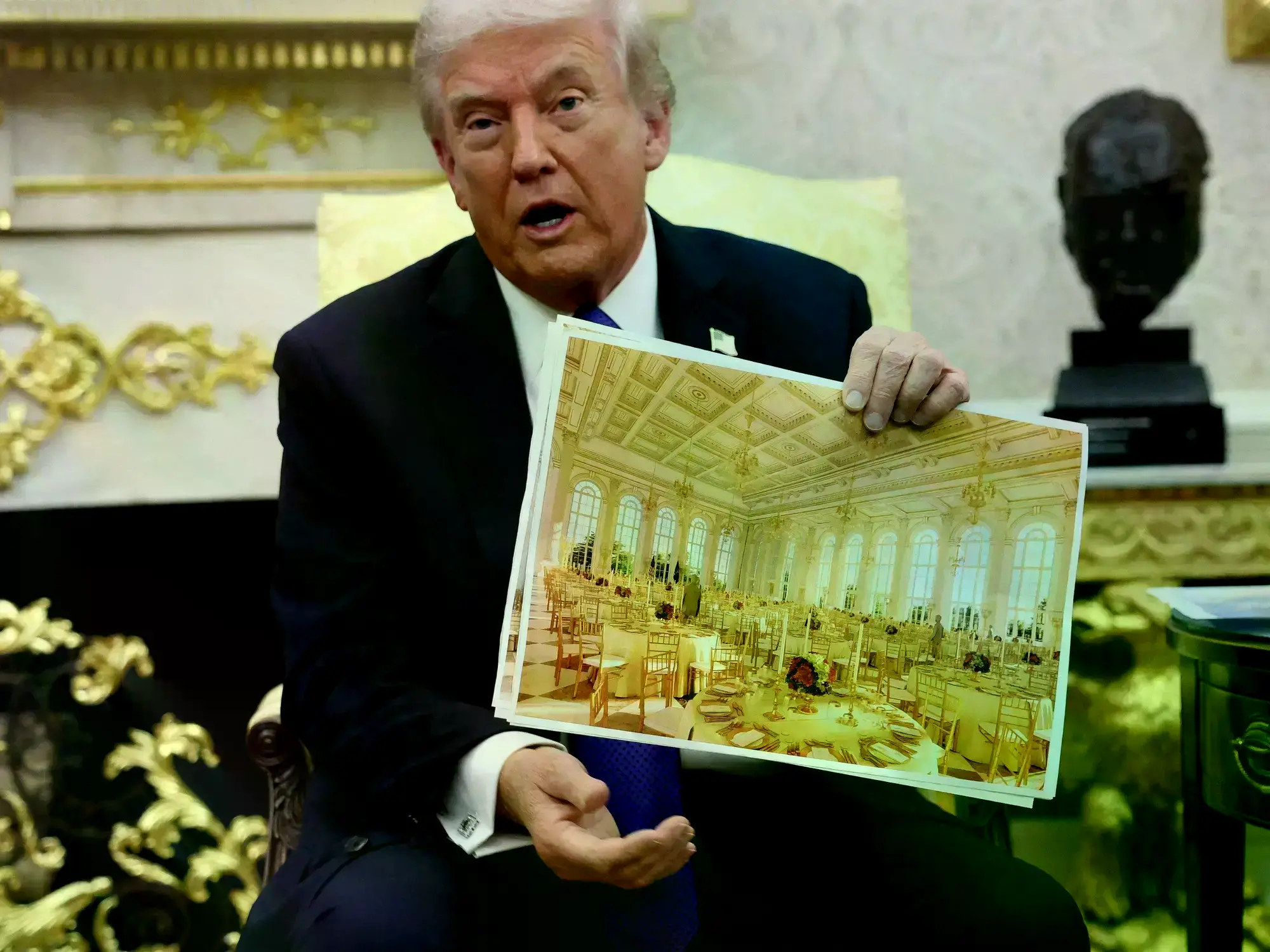 Donald Trump muestra una imagen del proyecto del lujoso salón de baile que espera construir en la Casa Blanca.