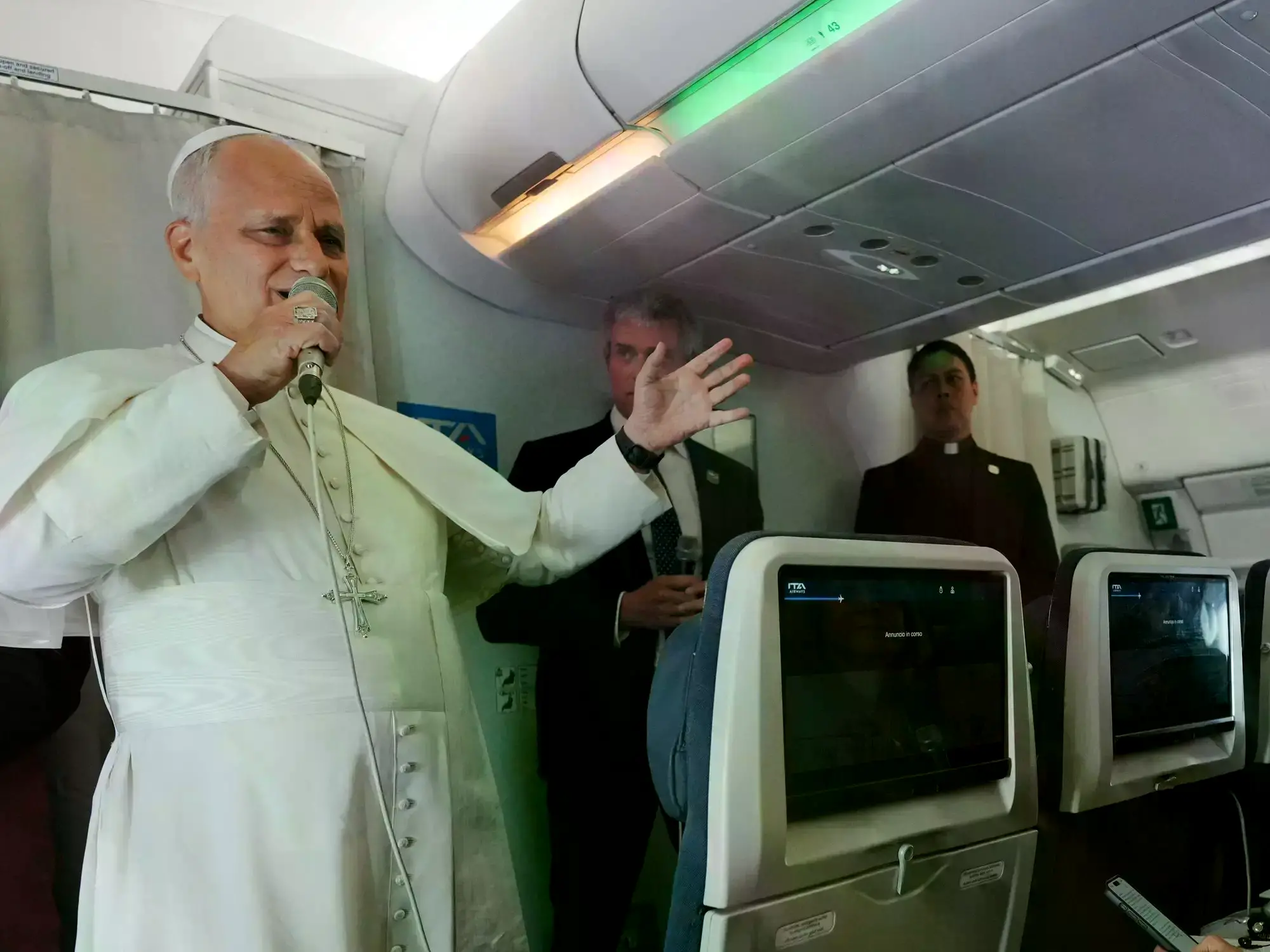 El papa León XIV habla con periodistas a bordo del vuelo papal desde Malabo, Guinea Ecuatorial, a Roma, Italia.